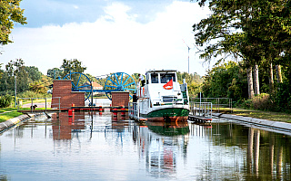 Bezkarni na wodzie. Turyści na skuterach wodnych dewastują Kanał Elbląski i ignorują mandaty Bezkarni na wodzie. Turyści na skuterach wodnych dewastują Kanał Elbląski i ignorują mandaty